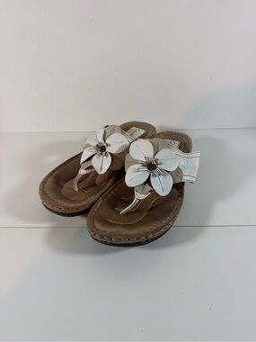Clark’s Women’s White Flower Thong Sandals - Comfortable Flip Flops